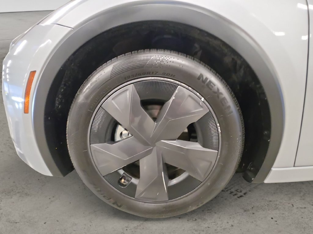 Used 2025 Toyota Prius LE FWD image 13
