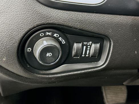 Used 2015 Jeep Renegade Latitude FWD image 17
