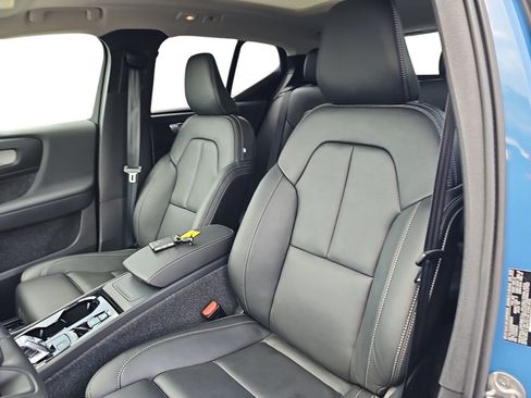 Used 2025 Volvo XC40 B5 Plus AWD/4WD image 12