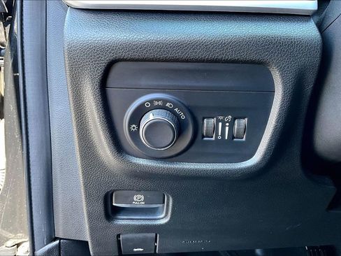 Used 2022 Jeep Grand Cherokee Laredo w/ Luxury Tech Group I image 15