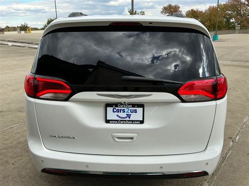 Used 2017 Chrysler Pacifica Touring-L w/ Tire & Wheel Group image 5