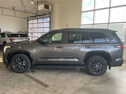 Used 2024 Toyota Sequoia Platinum AWD/4WD image 9