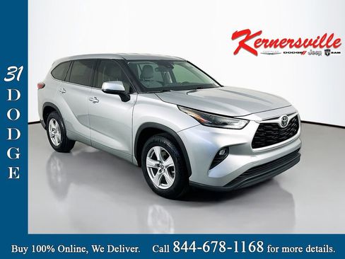 Used 2021 Toyota Highlander LE FWD image 1