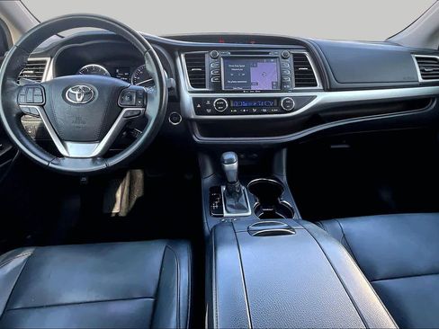 Used 2018 Toyota Highlander XLE FWD image 16