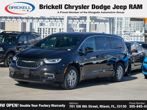 New 2025 Chrysler Pacifica Select image 1