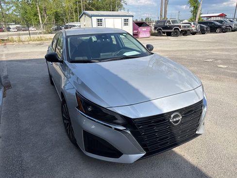 Used 2024 Nissan Altima 2.5 SV image 2