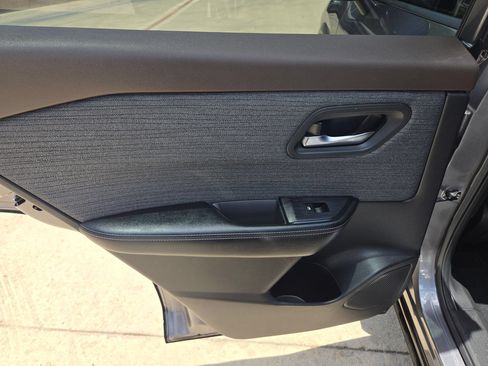 Used 2023 Nissan Rogue SV FWD image 14