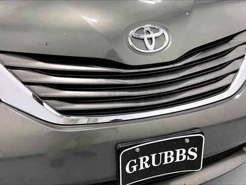 Used 2013 Toyota Sienna XLE image 36