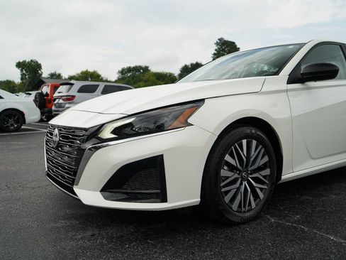 Used 2025 Nissan Altima 2.5 SV FWD image 17