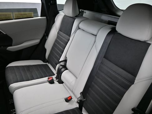 Used 2025 Mitsubishi Outlander SE FWD image 40