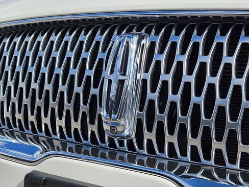 Used 2022 Lincoln Nautilus Reserve w/ Equipment Group 202A image 11