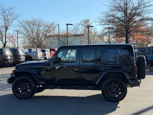 Used 2025 Jeep Wrangler Unlimited Sahara w/ Safety Group image 10