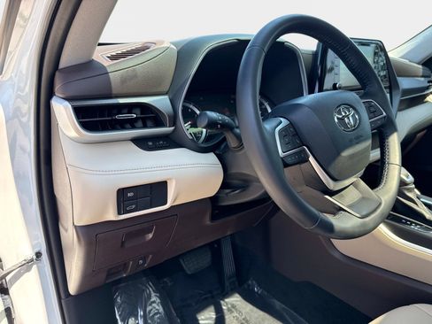 Used 2022 Toyota Highlander XLE FWD image 19