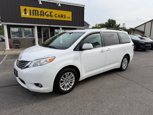 Used 2012 Toyota Sienna XLE w/ Entertainment Pkg FWD image 2