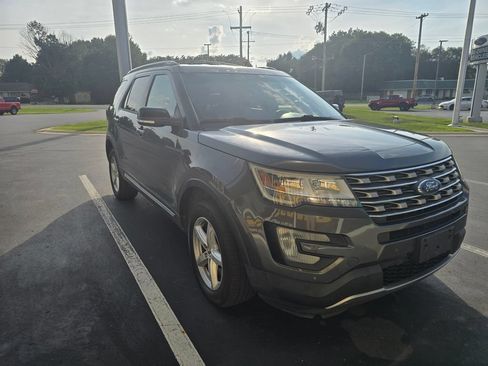 Used 2017 Ford Explorer XLT AWD/4WD image 2