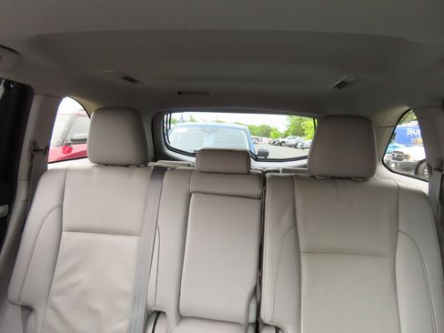 Used 2019 Toyota Highlander XLE AWD/4WD image 33