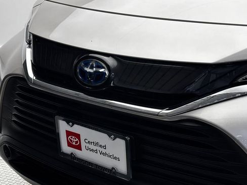 Used 2021 Toyota Venza LE AWD/4WD image 2