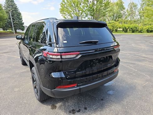 Used 2023 Jeep Grand Cherokee Limited w/ Black Appearance Package AWD/4WD image 3