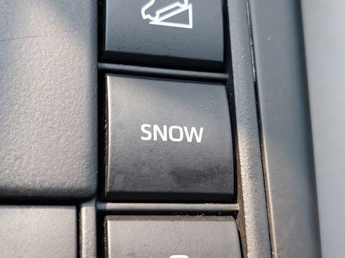 Used 2023 Toyota Highlander LE AWD/4WD image 19
