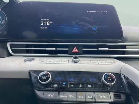 Used 2023 Hyundai Elantra Limited image 18