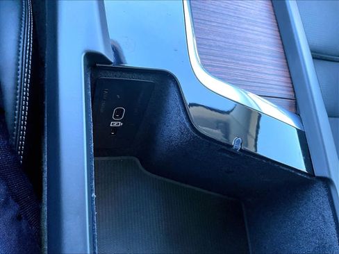 Used 2023 Volvo XC60 T8 Ultimate image 36