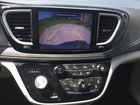 Used 2023 Chrysler Pacifica Touring-L FWD image 18