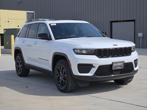 New 2025 Jeep Grand Cherokee Altitude image 3