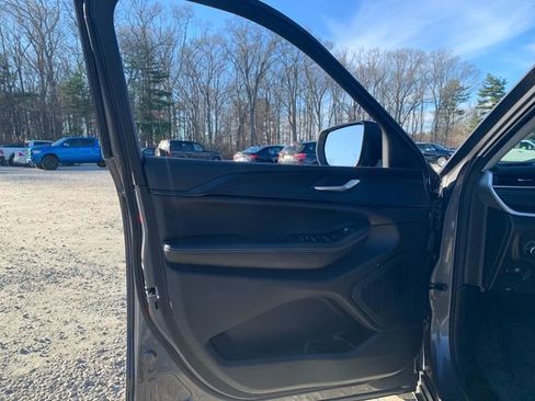 Used 2023 Jeep Grand Cherokee L Laredo image 24