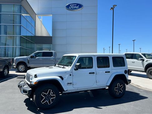 Used 2025 Jeep Wrangler Unlimited Sahara AWD/4WD image 1