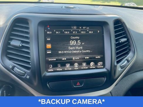 Used 2017 Jeep Cherokee Latitude w/ Cold Weather Group AWD/4WD image 6