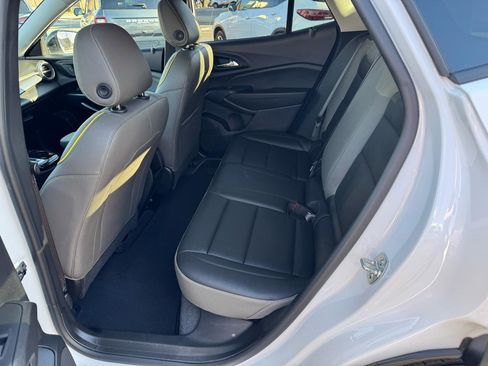 Used 2025 Chevrolet Trax ACTIV w/ Sunroof Package image 9