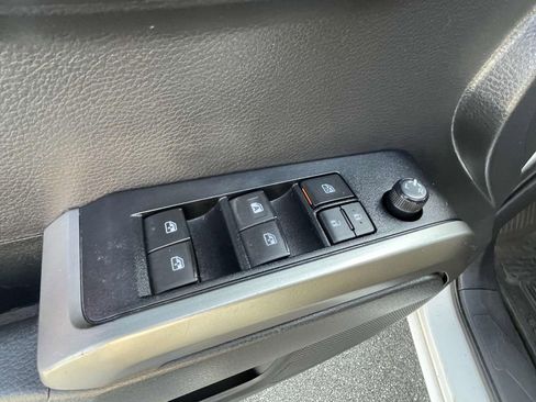 Used 2022 Toyota Tacoma SR5 w/ Technology Package image 18