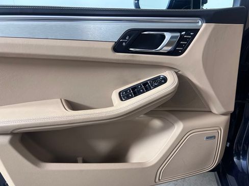 Certified 2020 Porsche Macan Turbo AWD/4WD image 29
