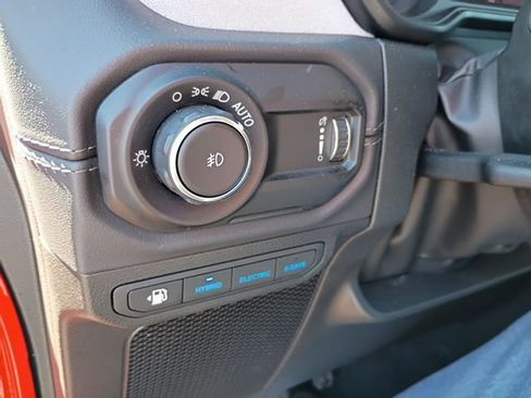 Used 2025 Jeep Wrangler Unlimited Sahara AWD/4WD image 16
