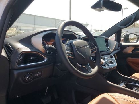New 2026 Chrysler Pacifica Pinnacle image 19