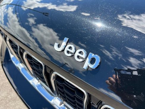 Used 2023 Jeep Grand Cherokee Limited AWD/4WD image 31