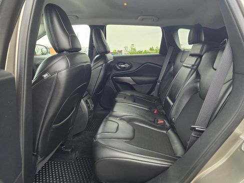 Used 2019 Jeep Cherokee Latitude Plus w/ Comfort/Convenience Group AWD/4WD image 12