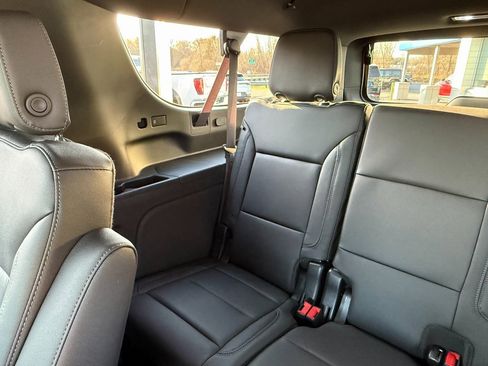 Used 2024 Chevrolet Suburban Z71 w/ Off-Road Capability Package image 32