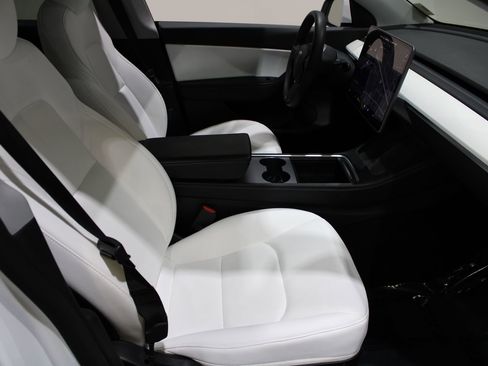 Used 2021 Tesla Model Y Long Range image 29