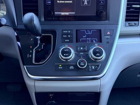 Used 2017 Toyota Sienna LE FWD image 26