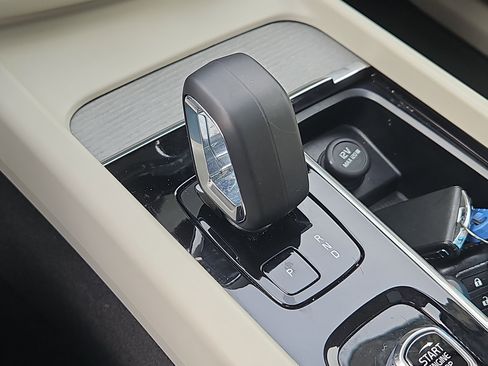 Used 2025 Volvo XC60 T8 Plus w/ Protection Package Premier image 22