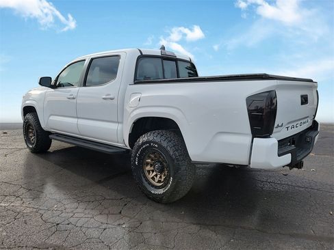 Used 2017 Toyota Tacoma SR image 3