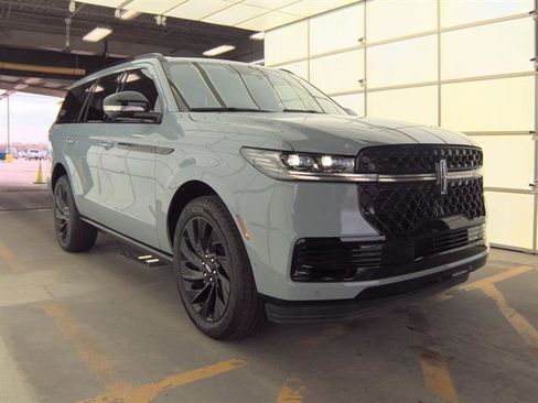 Used 2025 Lincoln Navigator Reserve w/ Jet Appearance Package image 4