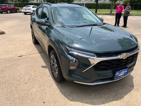 Used 2025 Chevrolet Trax LT w/ Driver Confidence Package FWD image 3