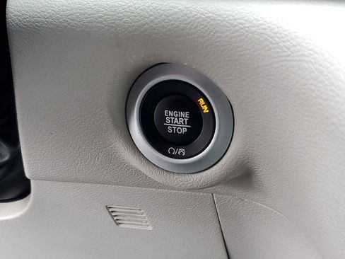 Used 2024 Chrysler Pacifica Touring-L FWD image 18