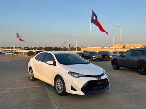 Used 2017 Toyota Corolla LE FWD image 1