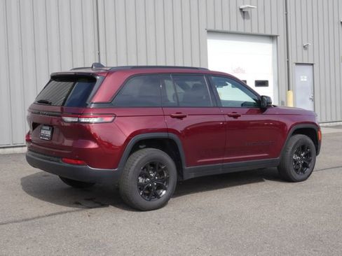 Used 2025 Jeep Grand Cherokee Altitude AWD/4WD image 10