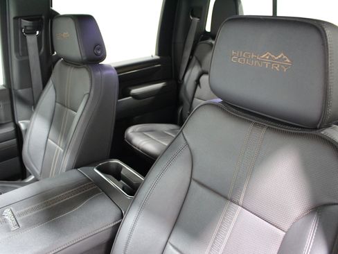 Used 2024 Chevrolet Silverado 2500 High Country w/ Technology Package AWD/4WD image 4