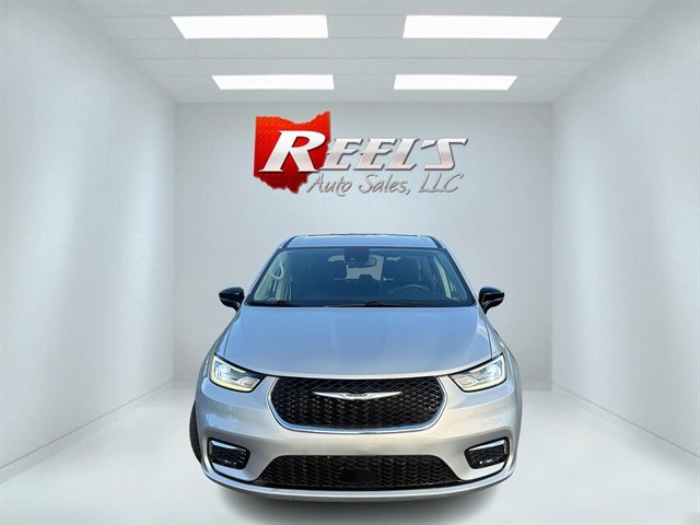 Used 2024 Chrysler Pacifica Touring-L FWD image 3