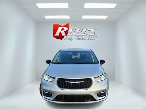 Used 2024 Chrysler Pacifica Touring-L FWD image 3
